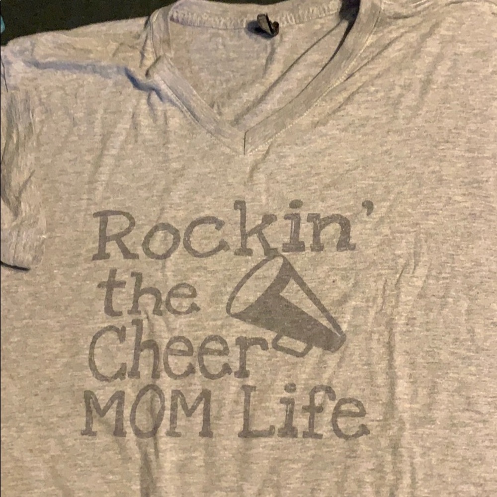 5/$20🛍Women’s VNeck “Cheer mom” tee